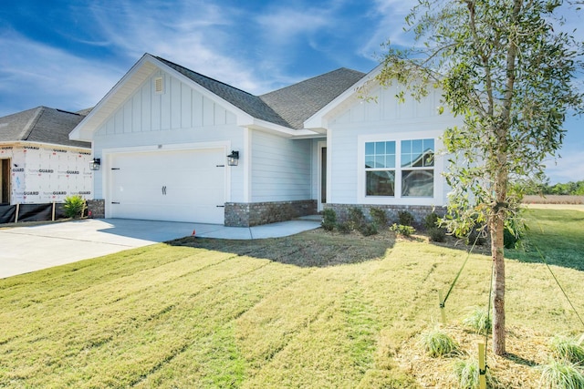 view of front of house featuring a garage and a front yard