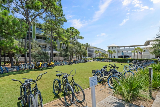 view of property's community featuring a lawn