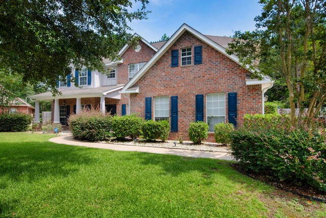 view of front of property featuring a front yard