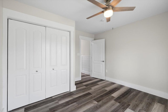 unfurnished bedroom featuring dark wood-type flooring, ceiling fan, and a closet