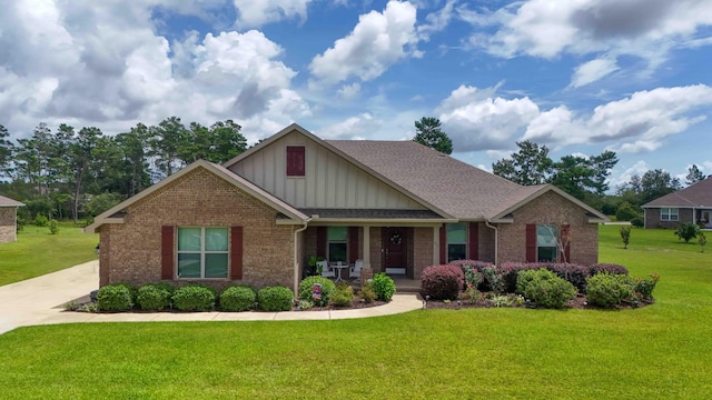 craftsman inspired home with a front lawn and a porch