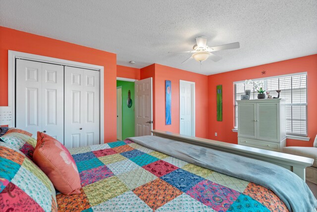 bedroom with a closet, a textured ceiling, and ceiling fan