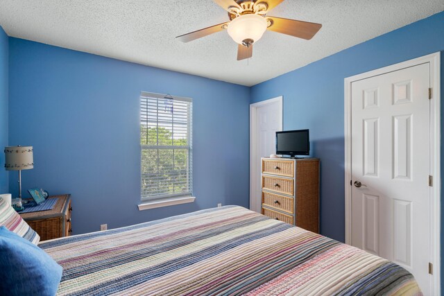 bedroom featuring a textured ceiling and ceiling fan