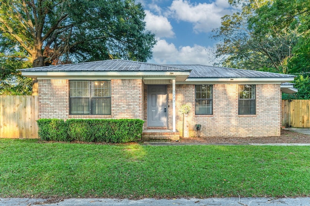 view of front of home featuring a front lawn