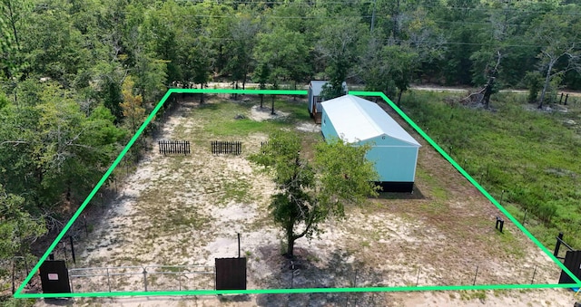 birds eye view of property featuring a forest view