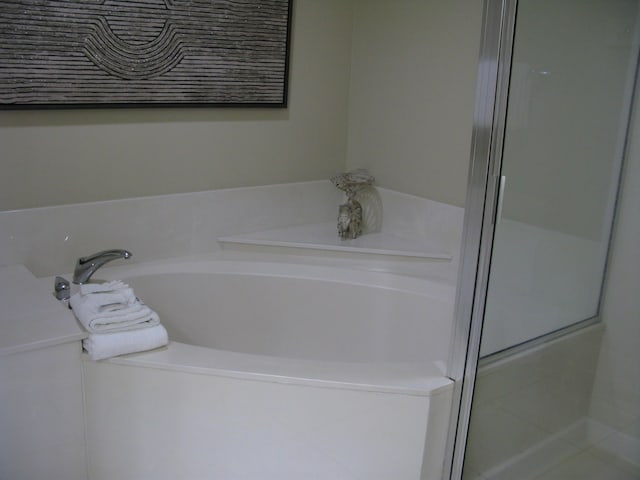 bathroom featuring a washtub