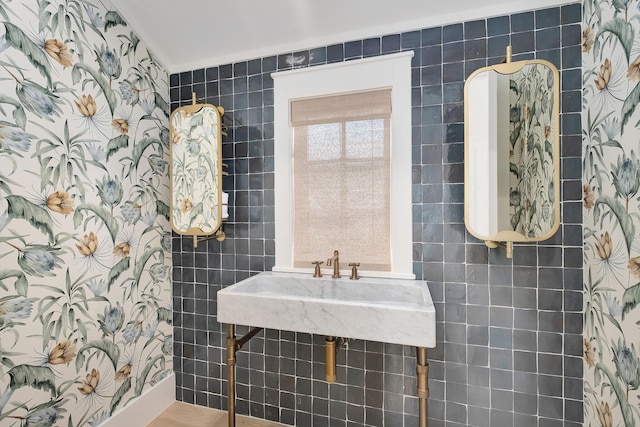 bathroom featuring tile walls