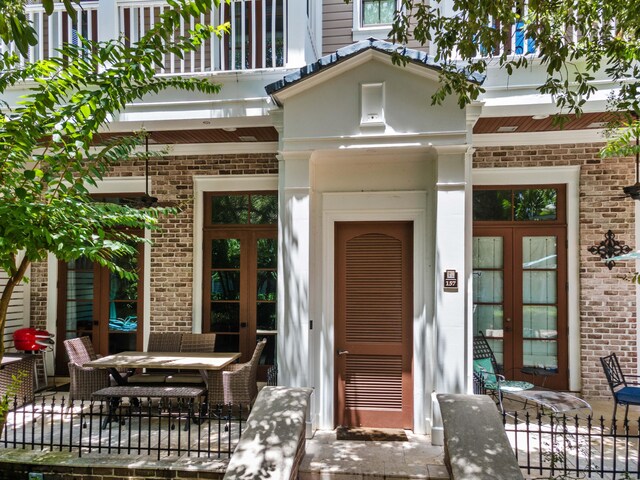 entrance to property featuring an outdoor living space