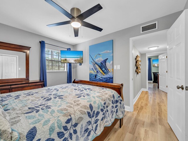 452 N Driftwood Bay Unit 96B, Miramar Beach, FL 32550 - bedroom with baseboards, visible vents, light wood-style floors, and ceiling fan