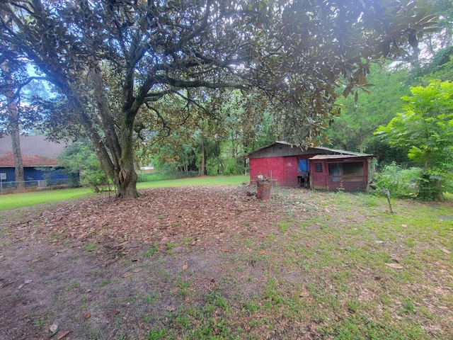 view of yard with an outbuilding