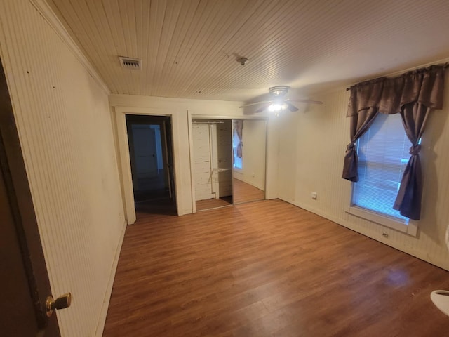 empty room with hardwood / wood-style floors and ceiling fan