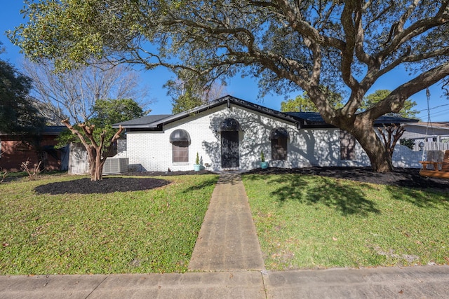 ranch-style home featuring a front lawn