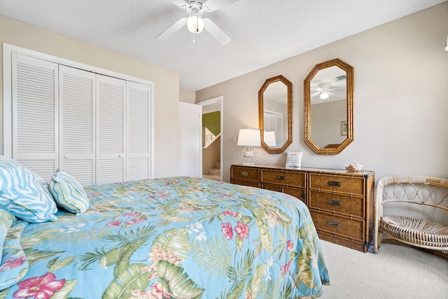 bedroom featuring ceiling fan, carpet, a textured ceiling, and a closet