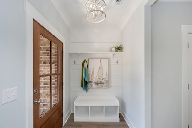 mudroom featuring a notable chandelier, wood finished floors, visible vents, and baseboards