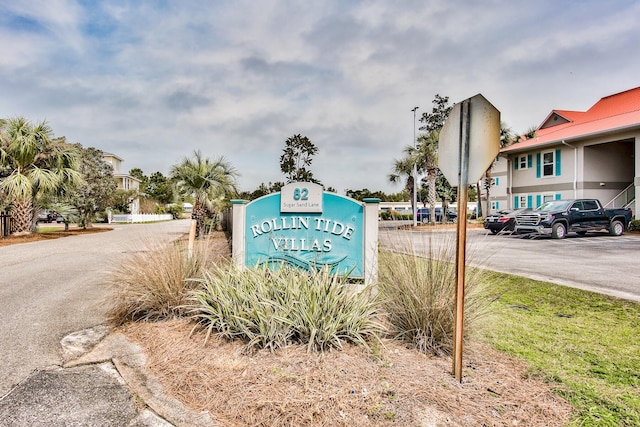 view of community / neighborhood sign