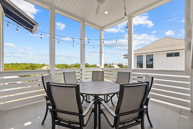 sunroom with ceiling fan