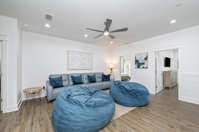 living room featuring a ceiling fan, wood finished floors, visible vents, and recessed lighting