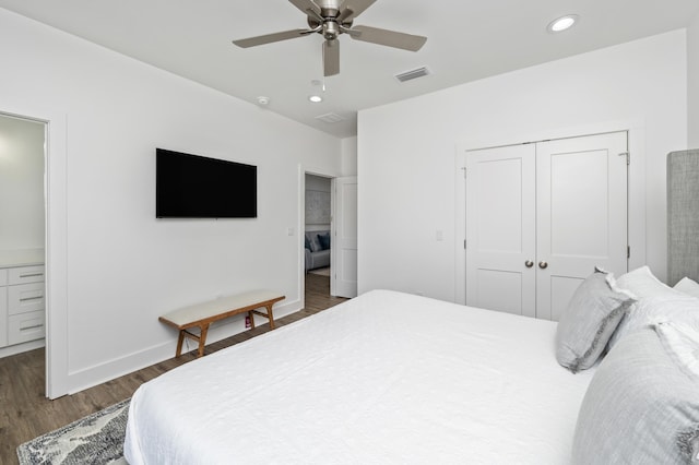 bedroom with baseboards, visible vents, dark wood-style floors, a closet, and recessed lighting