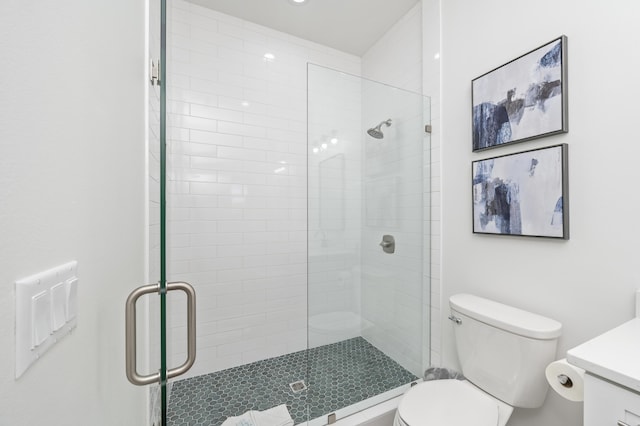 full bathroom featuring a tile shower and toilet