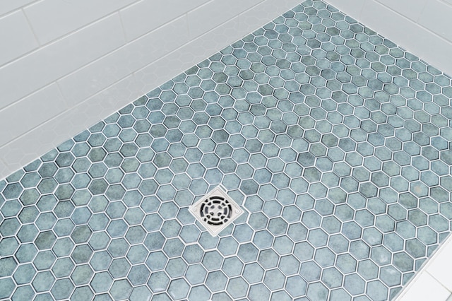 room details featuring tiled shower