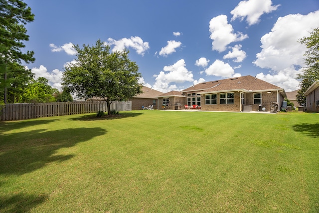 view of yard featuring a patio