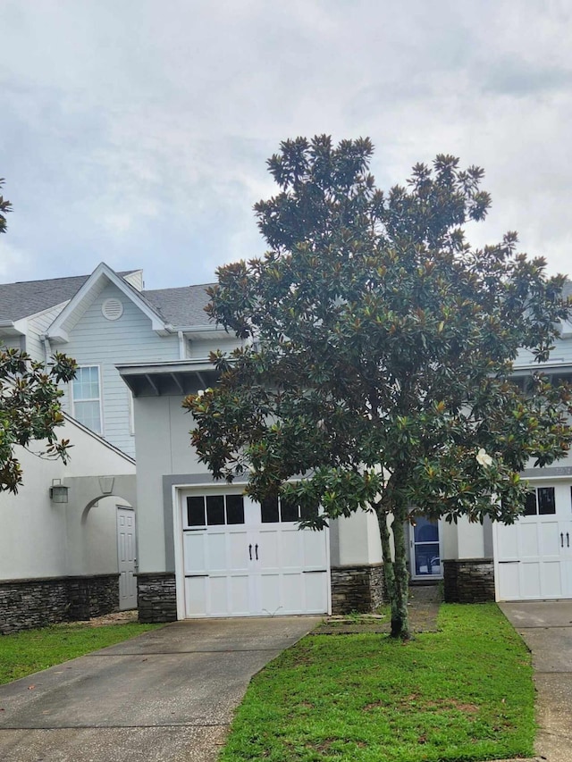 view of front of property featuring a front yard and a garage