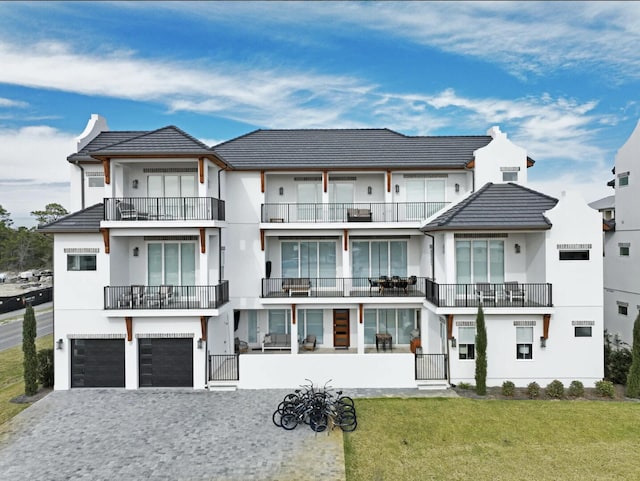 view of front facade featuring a garage and a front yard