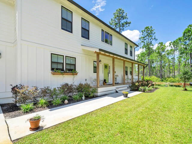 view of front of house with a front lawn