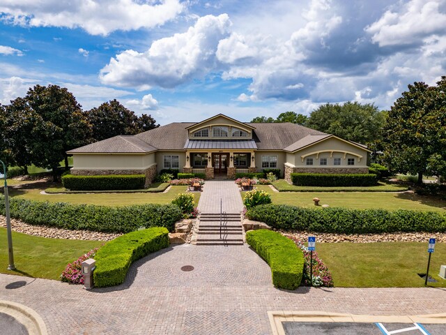 view of front of property featuring a front lawn