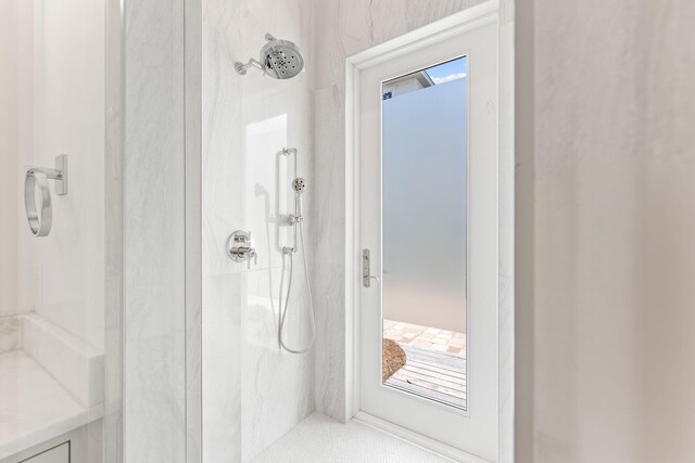 bathroom featuring tiled shower