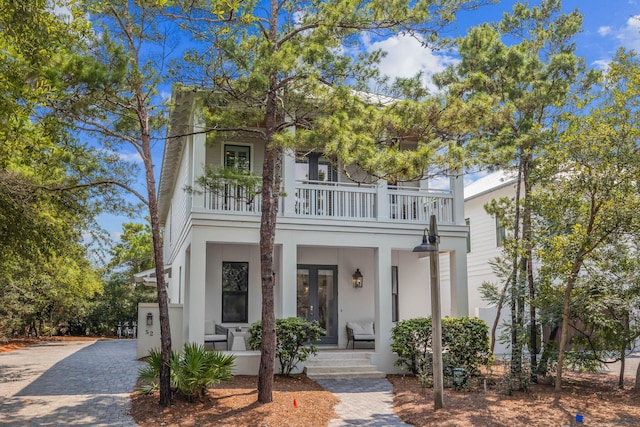 view of front of property featuring a balcony