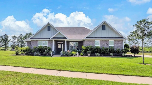 craftsman house featuring a front lawn