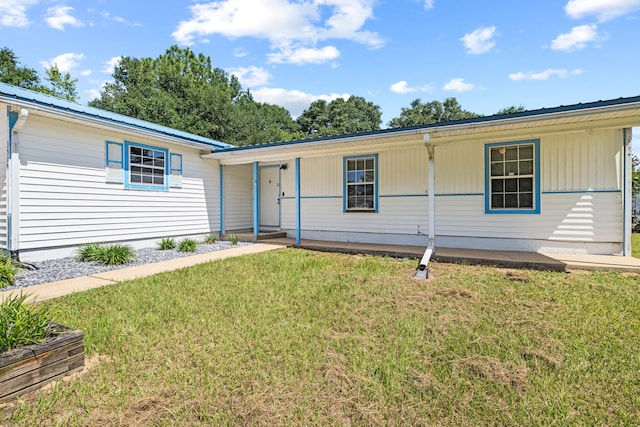 view of front facade featuring a front yard