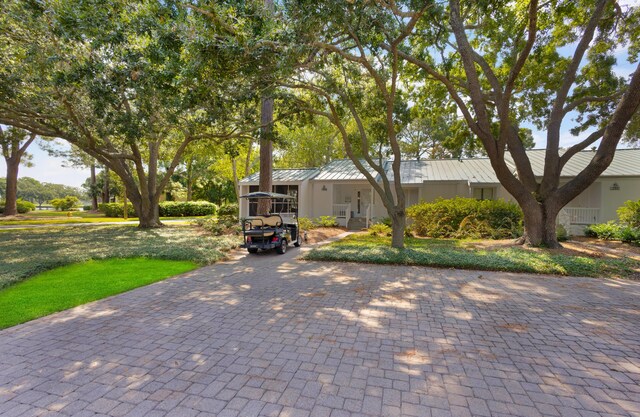 view of front of home featuring a front lawn