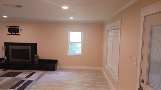 living area featuring recessed lighting, visible vents, baseboards, and ornamental molding