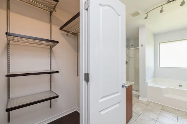 walk in closet featuring light tile patterned floors and visible vents