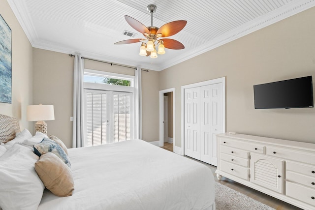 bedroom with access to exterior, crown molding, a closet, and ceiling fan