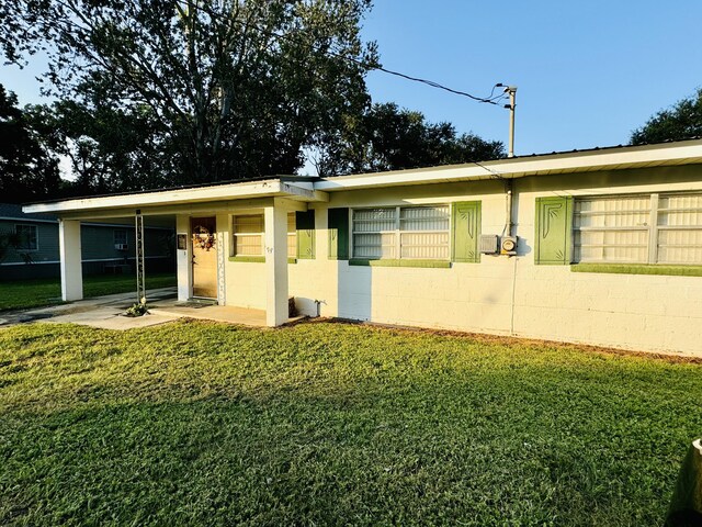 rear view of house featuring a yard