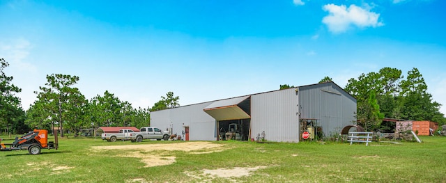 view of yard with an outdoor structure