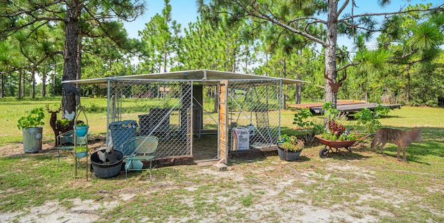 view of yard with an outdoor structure