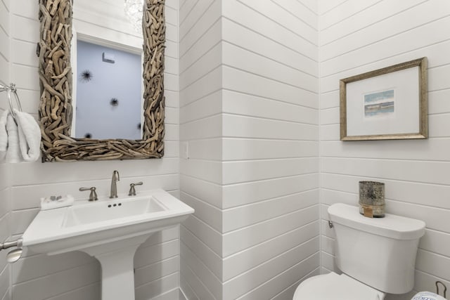 bathroom featuring toilet and sink