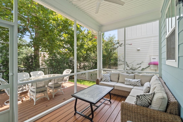 sunroom with ceiling fan