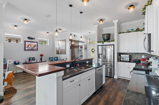 kitchen featuring sink, a center island with sink, dark wood-type flooring, and stainless steel appliances