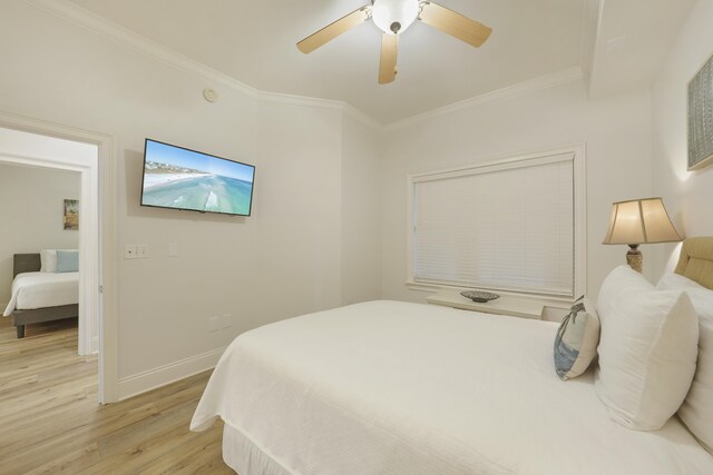 bedroom featuring light hardwood / wood-style flooring, crown molding, and ceiling fan