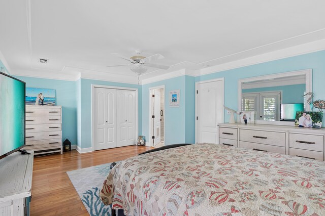 bedroom featuring ceiling fan, light hardwood / wood-style flooring, and crown molding