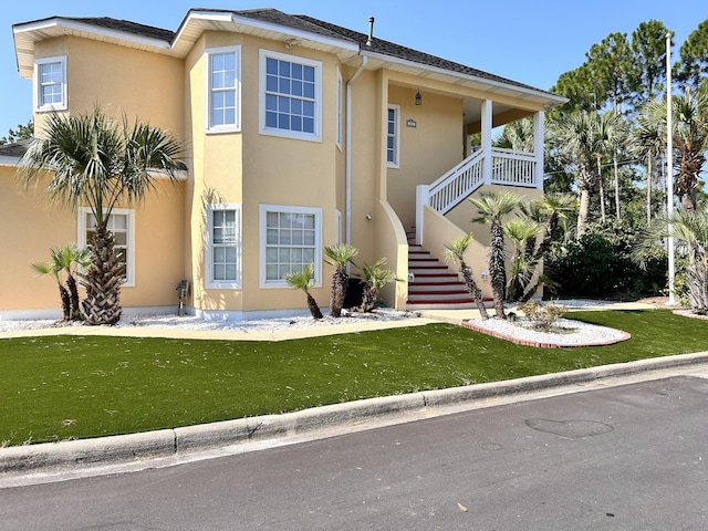 view of front of home featuring a front yard