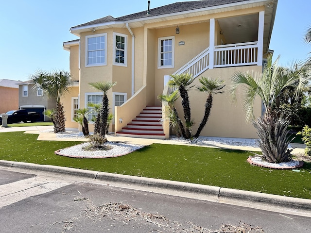 view of front of property featuring a front lawn