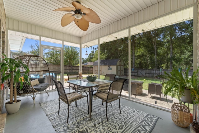 sunroom / solarium featuring ceiling fan