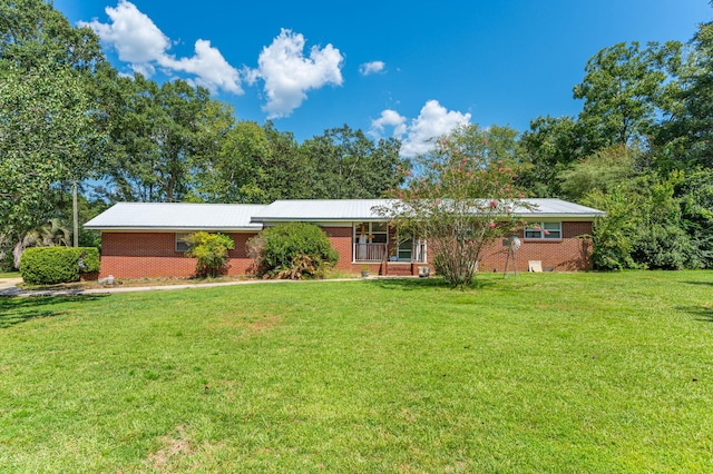 ranch-style house featuring a front yard