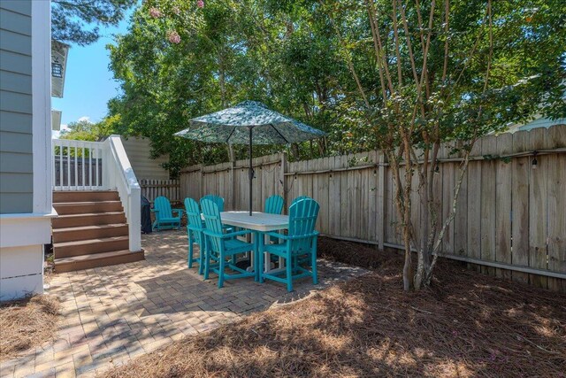 view of yard featuring a patio area